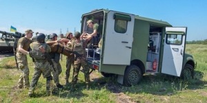 ВІЙСЬКОВІ МЕДИКИ НА «БОГДАН-2251» ТРЕНУВАЛИСЯ У НАДАННІ ДОПОМОГИ НА МАРШІ. ФОТО