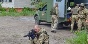 МЕДИЧНА ЕВАКУАЦІЯ У ВИКОНАННІ СПЕЦПРИЗНАЧЕНЦІВ. ФОТО