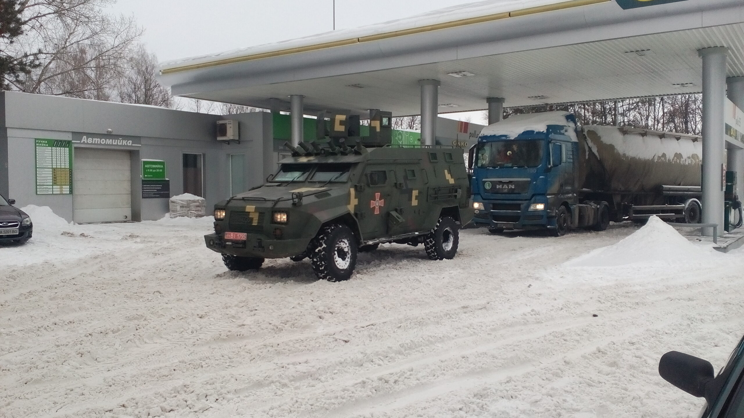 «БАРС-8» ВІД «БОГДАНУ» ВИТЯГУВАВ ЗІ СНІЖНОЇ ЗАМЕТІЛІ ЗАСТРЯГЛІ НА ДОРОГАХ ЧЕРКАС МАШИНИ