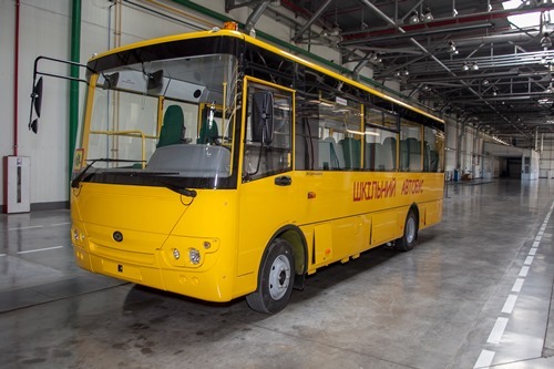 У ЛУЦЬКУ ЗБИРАЮТЬ ЧЕРГОВУ ПАРТІЮ ШКІЛЬНИХ АВТОБУСІВ. ФОТО