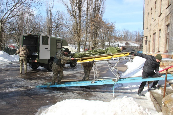 MILITARY MEDICS ON BOGDAN 2251 VEHICLES RESQUED THE WOUNDED NEAR POPASNA