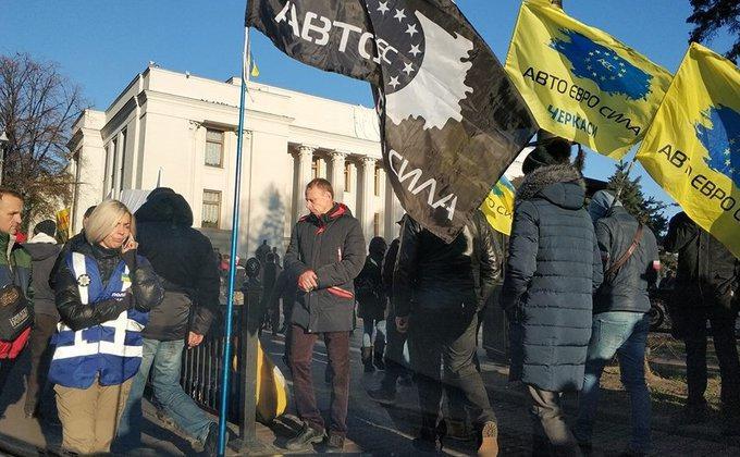 ВЕРХОВНА РАДА ЗРОБИЛА КОМПРОМІСНИЙ КРОК ДО ВИРІШЕННЯ ПРОБЛЕМИ НЕЛЕГАЛЬНИХ АВТО НА ЄВРОНОМЕРАХ