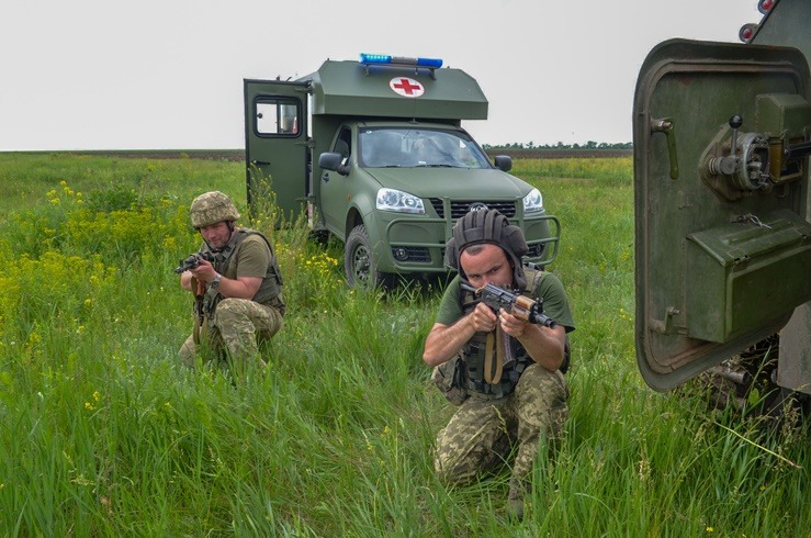 «БОГДАН 2251» У ЕВАКУАЦІЇ ПОРАНЕНИХ З БРОНЕТЕХНІКИ. ФОТО